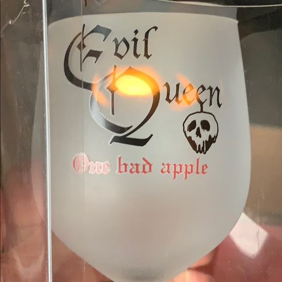 Disney Villains wine glass NWT - Picture 4 of 4